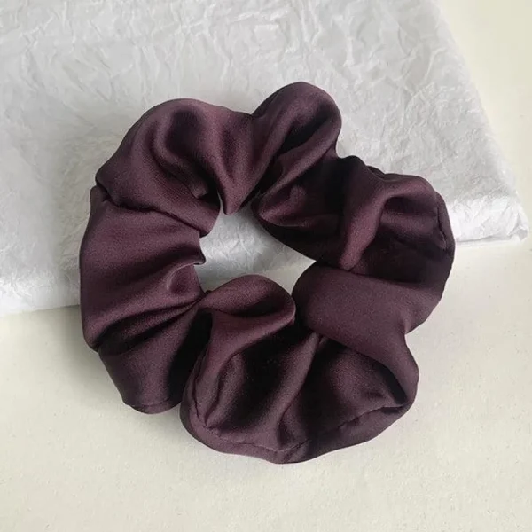 Scrunchie | SUGAR SUGAR, Satin Scrunchie -keskikokoinen satiinidonitsi