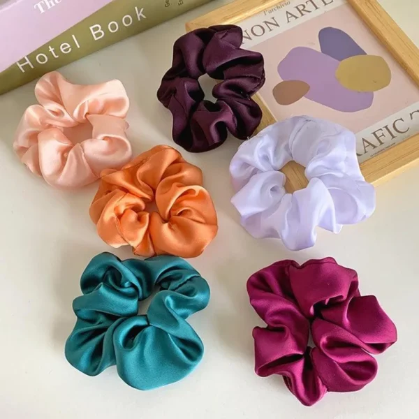 Scrunchie | SUGAR SUGAR, Satin Scrunchie -keskikokoinen satiinidonitsi