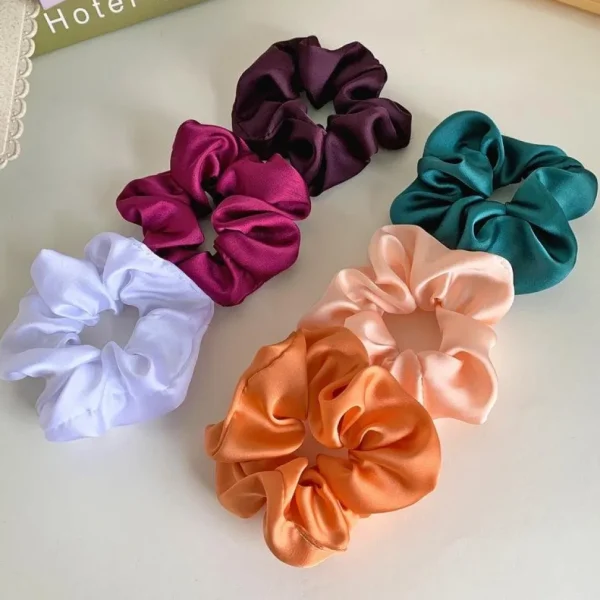 Scrunchie | SUGAR SUGAR, Satin Scrunchie -keskikokoinen satiinidonitsi