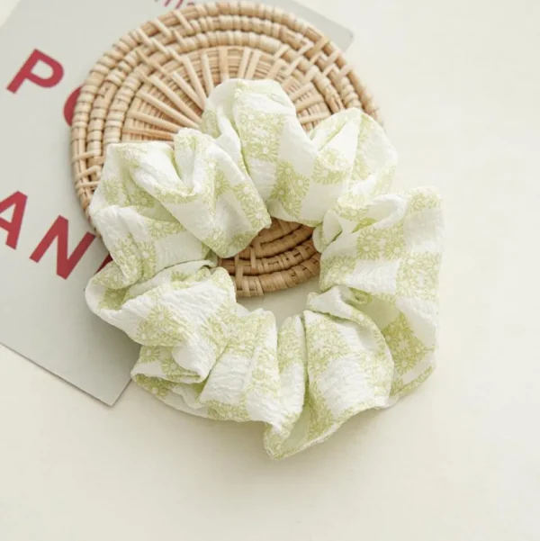 Scrunchie | SUGAR SUGAR, Summer Dream -vaaleanvihreä kukkahiusdonitsi