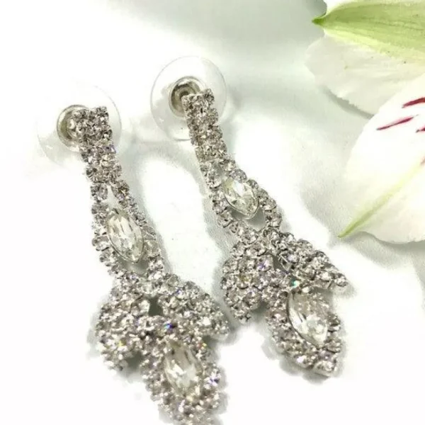Strassikorvakorut, Elegant Earrings