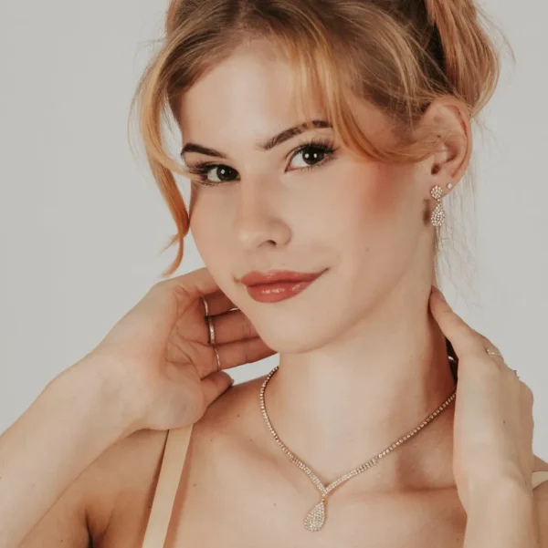 Strassikorvakorut, ROMANCE | Adriana -kullanväriset juhlakorvakorut