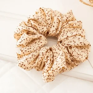SUGAR SUGAR®, Autumn Mornings Scrunchie -kermanvalkoinen hiusdonitsi