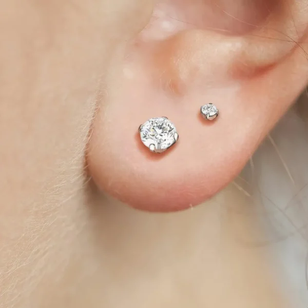 Titaaniset korvanapit, Classic Titanium Cubic Zirconia